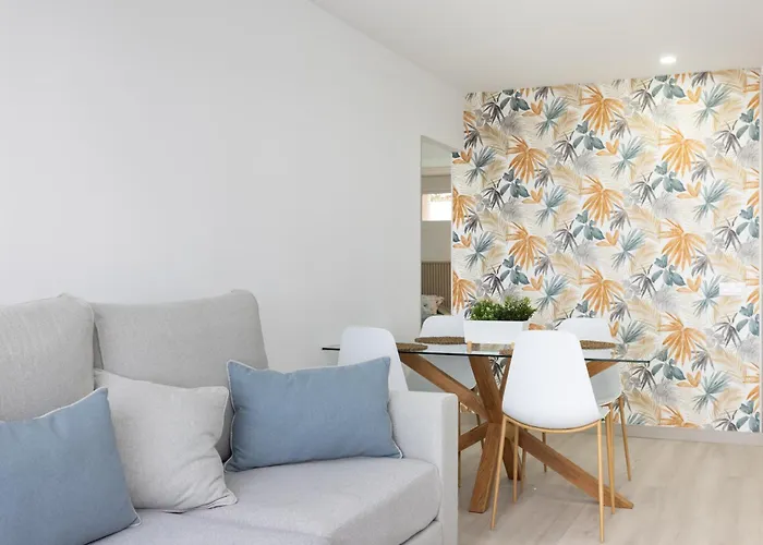 Home2book Relaxing Poolside Escape, 아로나