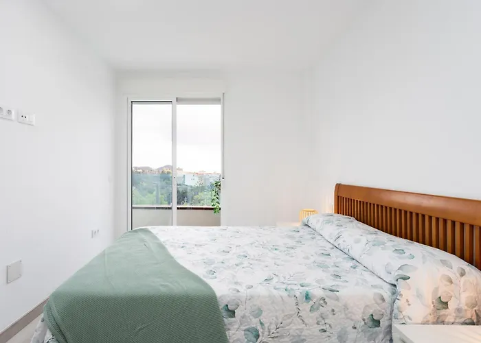 Home2book Relaxing Poolside Escape, 아로나