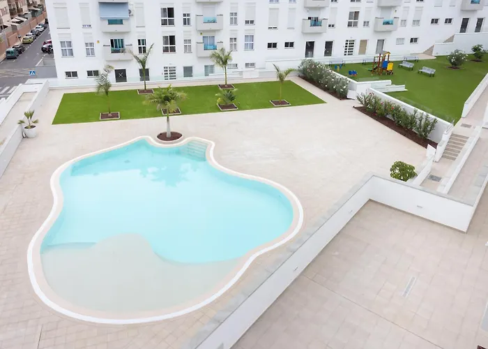 Home2book Relaxing Poolside Escape, 아파트 아로나