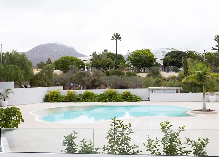 아파트 Home2book Relaxing Poolside Escape, 아로나