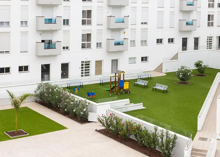 Home2book Relaxing Poolside Escape, 아로나